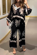 Ensemble unique avec haut à manches longues irrégulières et pantalon long