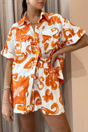 Conjunto de camisa holgada con solapa y shorts estampados únicos
