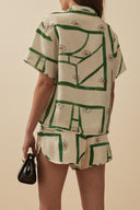 Conjunto único y delicado de blusa suelta con botones estampada y shorts