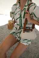Conjunto único y delicado de blusa suelta con botones estampada y shorts