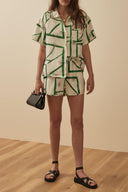 Conjunto único y delicado de blusa suelta con botones estampada y shorts