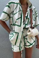 Conjunto único y delicado de blusa suelta con botones estampada y shorts