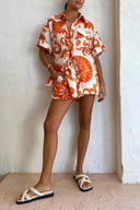 Conjunto de camisa holgada con solapa y shorts estampados únicos