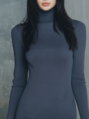 Vestido corto de punto con cuello alto retro, puños de encaje y dobladillo plisado