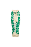 Traje de baño de una pieza verde con estampado y apliques florales