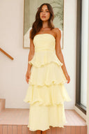 Sexy schulterfreies, rückenfreies, gestuftes Midikleid