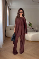 Conjunto de pantalón de pierna ancha con mangas tipo capa