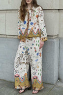 Conjunto de pantalones holgados oversize con estampado étnico destacado