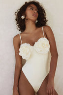 Traje de baño entero sólido con apliques florales