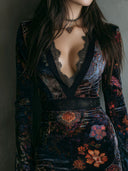Vestido mini bodycon de terciopelo con estampado floral bohemio, escote en V y ribete de encaje