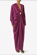 Vestido maxi magenta de cetim com decote em cetim