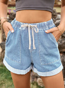 Shorts di jeans con orlo arrotolato e cintura annodata