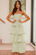 Sexy schulterfreies, rückenfreies, gestuftes Midikleid