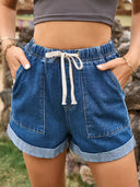 Shorts di jeans con orlo arrotolato e cintura annodata