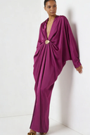 Vestido maxi magenta de cetim com decote em cetim