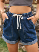 Shorts di jeans con orlo arrotolato e cintura annodata