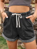 Shorts di jeans con orlo arrotolato e cintura annodata