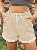 Shorts di jeans con orlo arrotolato e cintura annodata