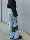 Jeans di jeans strappati alla moda a gamba larga svasata