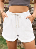 Shorts di jeans con orlo arrotolato e cintura annodata