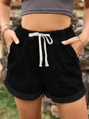 Shorts di jeans con orlo arrotolato e cintura annodata