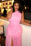 Barbiecore Glam Midi Kleid mit hohem Schlitz und Falten
