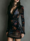 Vestido mini bodycon de terciopelo con estampado floral bohemio, escote en V y ribete de encaje