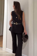 Completo urbano con blazer smanicato e pantaloni