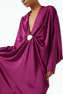 Vestido maxi magenta de cetim com decote em cetim