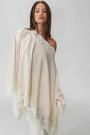 Conjunto de top tipo chal de encaje marfil y falda de sirena