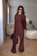 Conjunto de pantalón de pierna ancha con mangas tipo capa