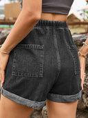 Shorts di jeans con orlo arrotolato e cintura annodata