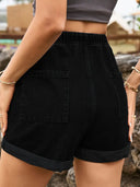 Shorts di jeans con orlo arrotolato e cintura annodata