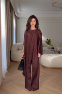 Conjunto de pantalón de pierna ancha con mangas tipo capa