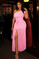 Barbiecore Glam Midi Kleid mit hohem Schlitz und Falten
