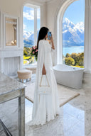 Vestido maxi branco até ao chão, com decote em V, mangas tipo capa e cintura franzida