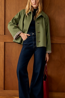 Kurzer Trenchcoat mit Knopfleiste