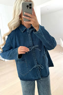 Giacca di jeans blu scuro con cravatta