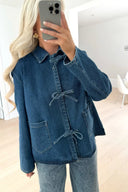 Giacca di jeans blu scuro con cravatta