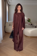 Conjunto de pantalón de pierna ancha con mangas tipo capa