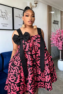 Vestido curto de corte em A com estampado de graffiti