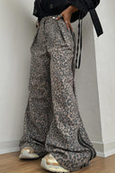 Volné kalhoty s leopardím vzorem ve street stylu