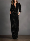 Damen-Jumpsuit aus schwarzem Samt mit Schnürung und eleganten goldenen Knöpfen