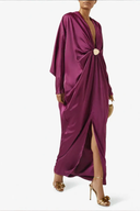 Vestido maxi magenta de cetim com decote em cetim