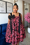 Vestido curto de corte em A com estampado de graffiti