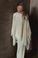 Conjunto de top tipo chal de encaje marfil y falda de sirena
