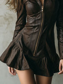 Vestido mini ajustado marrón de cuero ecológico con cremallera y dobladillo acampanado