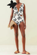 Traje de baño blanco de una pieza con estampado y apliques florales