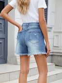 Shorts estivi in denim sfrangiato e consumato