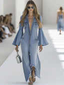 Lässiger Retro-Jumpsuit aus hellblauem Jeansstoff mit ausgestelltem Bein, langen Ärmeln und rohem Saum